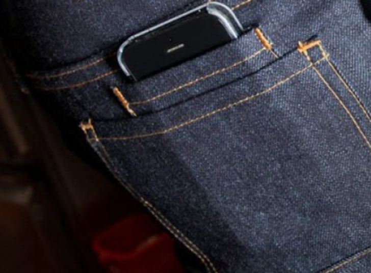Pantalonii antifurt: Cât costă pantalonii jeans care pot să prevină "furtul digital" 