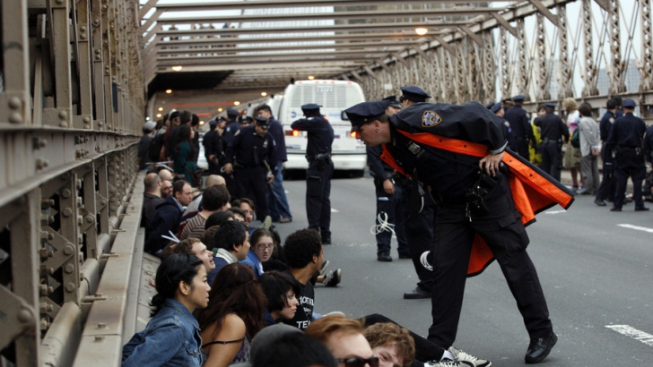 Pese 80 de protestatari au fost arestați la New York, după decizia de a nu mai inculpa un polițisit 