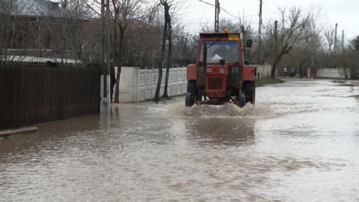 Inundaţii în Dâmboviţa. 80 de gospodării sunt sub ape. COD PORTOCALIU anunţat de hidrologi