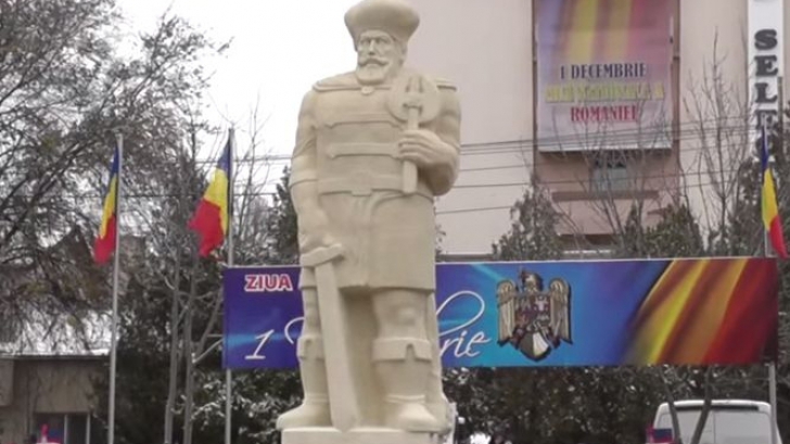 Statuie BIZARĂ a lui Mihai Viteazu la Slobozia: "Seamănă cu MOŞ CRĂCIUN"