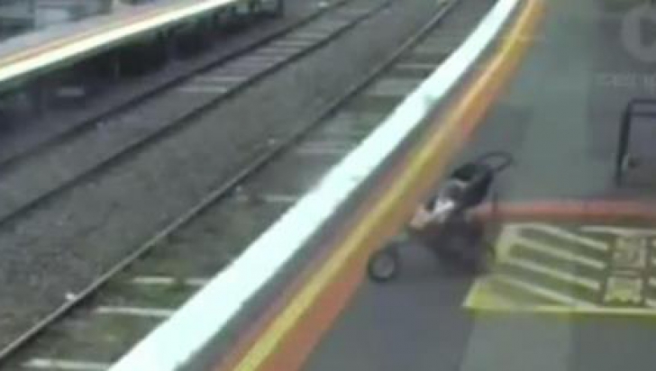 VIDEO ŞOCANT: Ce se întâmplă când căruciorul cu un bebeluş cade pe şinele metroului