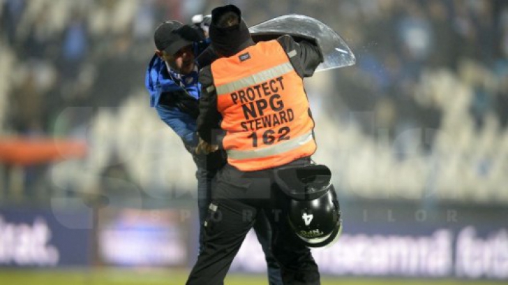 INCREDIBIL. Imagini HORROR la Craiova, la meciul cu Steaua. Un steward a bătut un fan pe teren