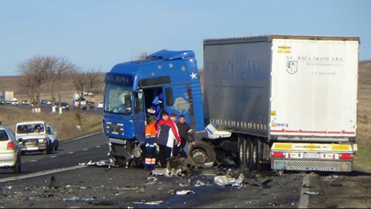 TRAGEDIE. Accident teribil în judeţul Cluj: șoferul unui Audi a murit după ce s-a izbit de un TIR