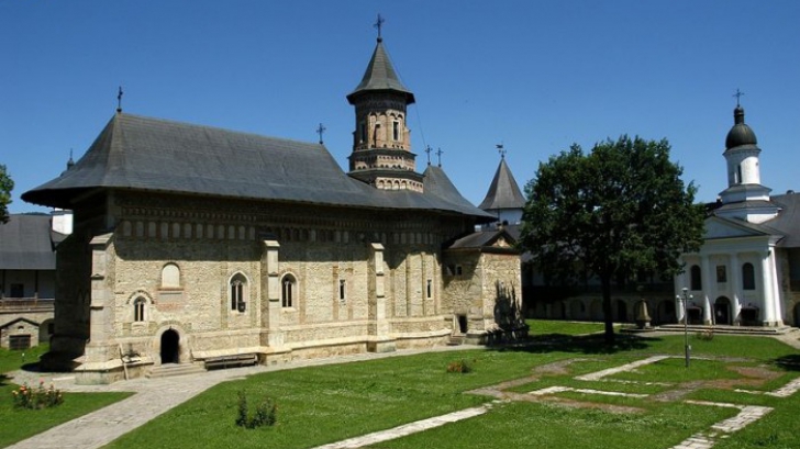 Mănăstirea Neamţ se află la circa 25 km de Târgu Neamţ