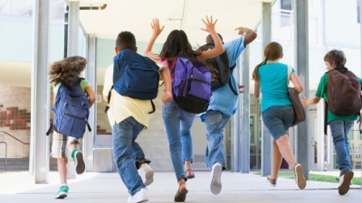 Noul regulament şcolar: Elevii să aibă un semn distinctiv pentru mai multă siguranţă