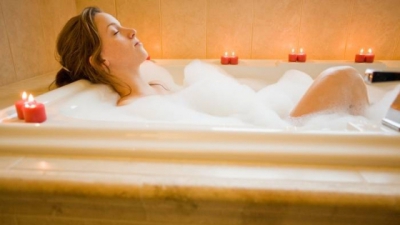 NEAŞTEPTAT. Ce se întâmplă de fapt cu corpul tău dacă faci o baie fierbinte după ce ai stat în frig
