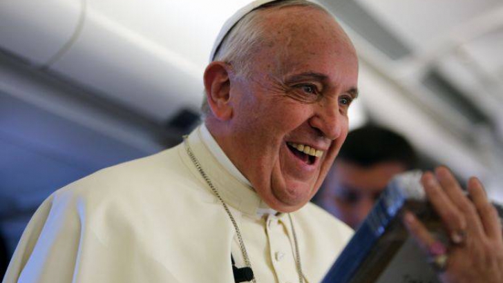 Întrebarea unei fetițe care l-a lăsat mască pe Papa Francisc