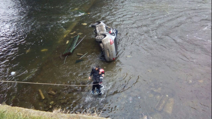 Maşină căzută în Dâmboviţa, lângă podul Ciurel