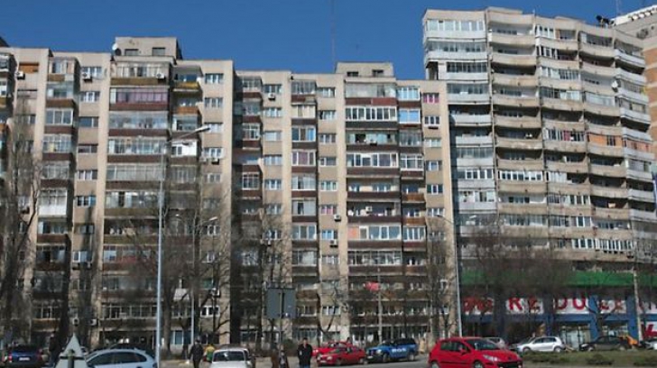 O tânără de 26 de ani s-a aruncat de la etajul al zecelea al unui bloc turn din Botoşani