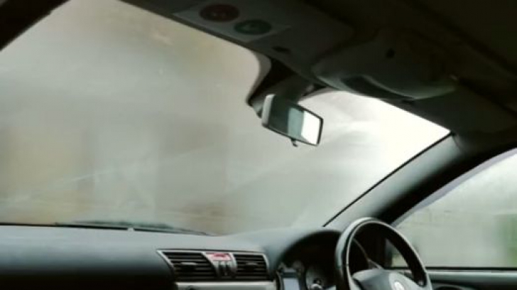 Truc genial: Cum să dezabureşti geamurile maşinii în doar câteva secunde!