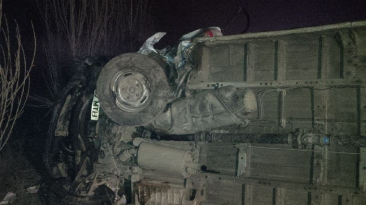 Accident cumplit lângă Timişoara. Un mort şi 3 răniţi, după ce o maşină a intrat într-un microbuz / Foto: opiniatimisoarei.ro