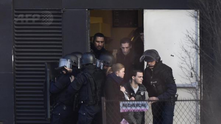 Încă un ATAC ARMAT la PARIS. Luarea de OSTATICI, încheiată: 4 morţi, un TERORIST UCIS - UPDATE
