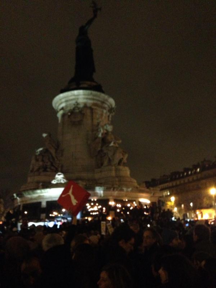 ATENTAT FRANŢA. Mii de persoane, la un marş al tăcerii, purtând pancarte cu "Je suis Charlie"