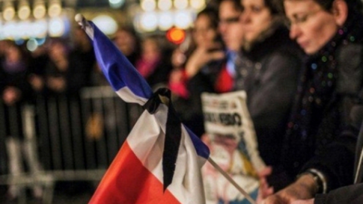 Sute de mii de francezi au adus un omagiu victimelor de la Charlie Hebdo.
Sursa foto: www.dcnews.ro 