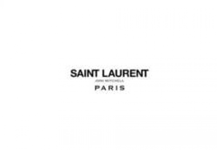 Cum arată modelul de 71 care defilează pentru Yves Saint Laurent
