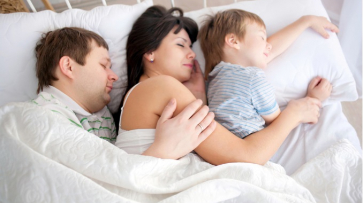 Dormi cu copilul? Cum vă afectează relaţia de cuplu