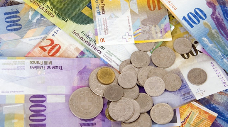 Francul elvețian, la un nivel record. Euro trece pragul de 4,5 lei, dolarul crește semnificativ