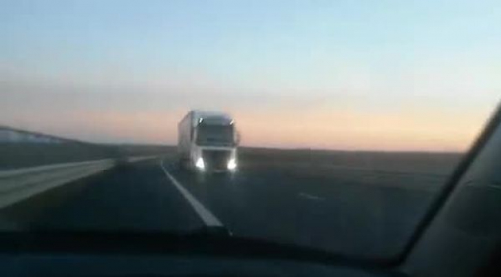 Teribilismul unui tânăr de 19 ani- cu viteză pe contrasens, pe Autostrada Timişoara-Arad VIDEO