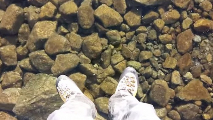 Lacul de cleștar, minunea naturii unde oamenii par să meargă pe apă | VIDEO