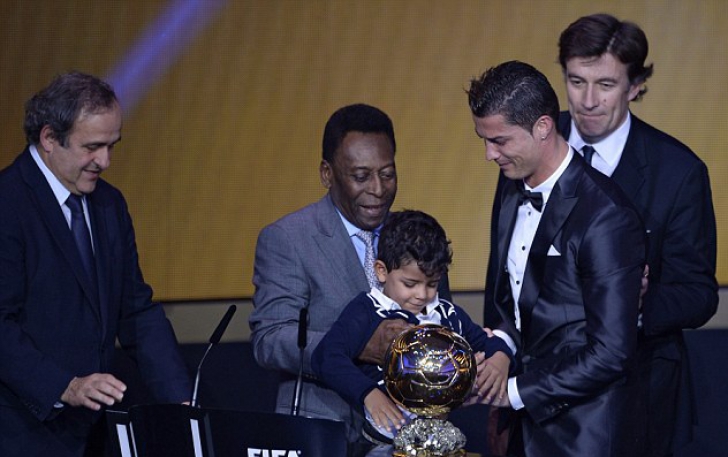 Reacţia-surpriză a fiului lui C. Ronaldo atunci când l-a văzut pe Messi la gala "Balonul de aur"