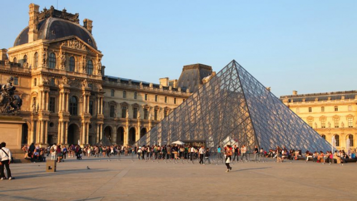 Franţa a închis cel mai mare muzeu din lume, Luvru, din cauza inundaţiilor