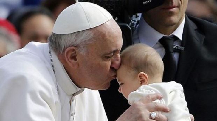 Papa Francisc, declarație uimitoare: Cuplurile de catolici nu trebuie să procreeze ca iepurii 