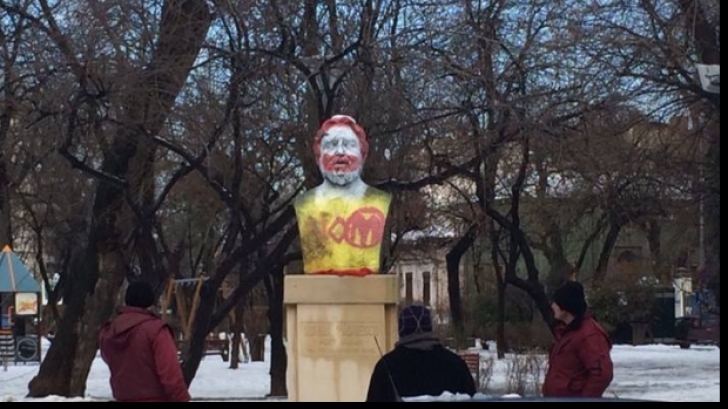 Statuia lui Adrian Păunescu, transformată în mascota McDonald's
