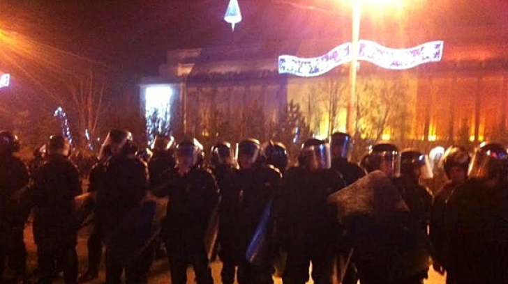 Revoluționarii continuă protestul și GREVA FOAMEI, în fața Guvernului