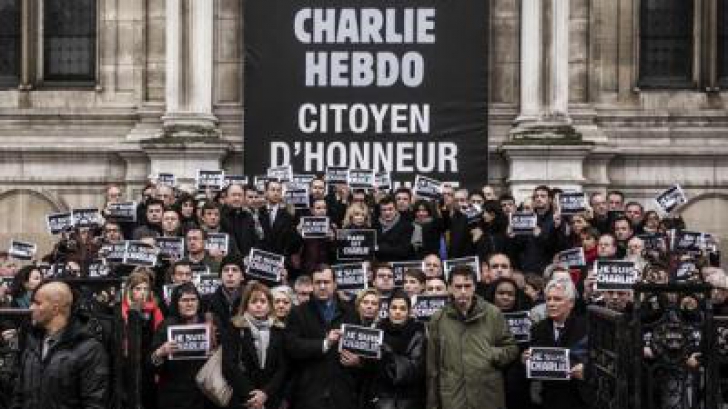 Mii de persoane au ieșit în stradă în Franța în semn de omagiu față de victimele atacurilor 