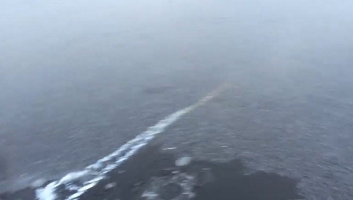 VIDEO SPECTACULOS: Ce se întâmplă când lansezi o rachetă sub gheaţa de la suprafaţa unui lac