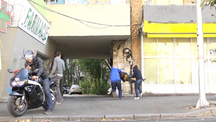 Experiment camera ascunsă. O tânără e răpită în plină stradă în Bucureşti. Cum reacţionează românii