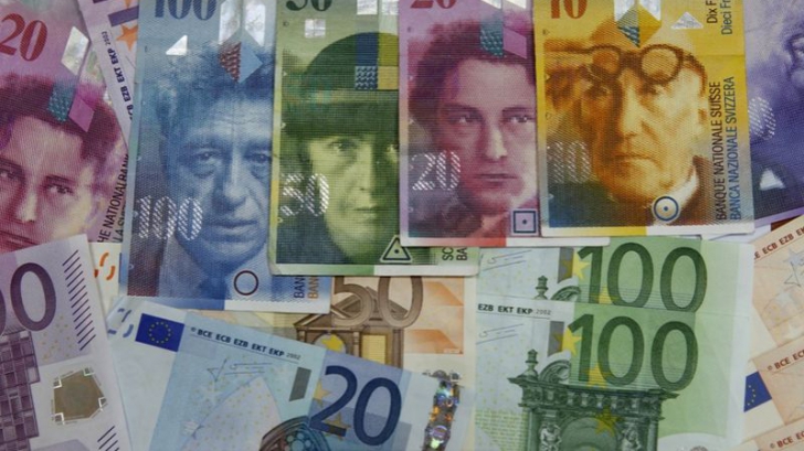 Francul elveţian profită de precauţia investitorilor faţă de euro şi continuă să crească