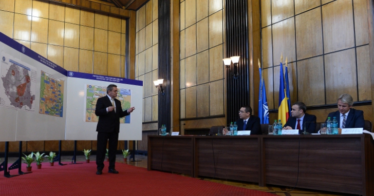 Ponta şi Ioan Rus şi-au aruncat replici ironice pe tema construcţiei de autostrăzi / Foto: gov.ro