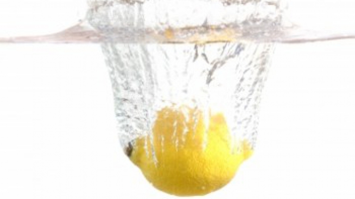 De ce ar trebui să bei apă cu lămâie. 11 beneficii de care nu știai 