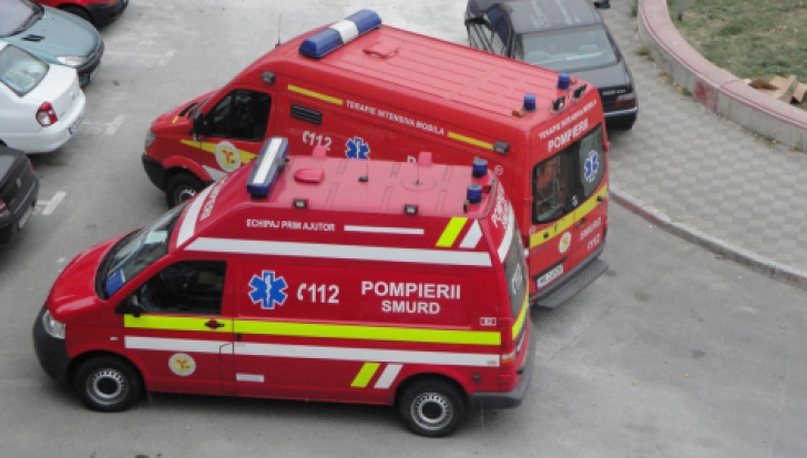 Accident în Cluj: o şoferiţă a rămas încarcerată după ce a intrat cu maşina într-un stâlp