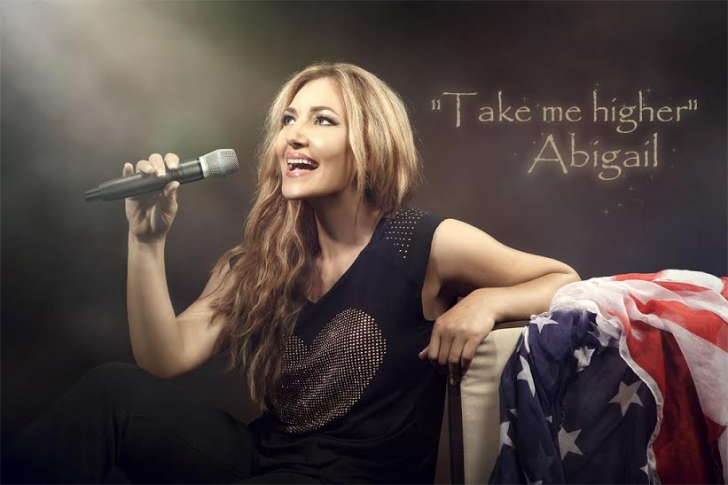 Uite ce cântăreață româncă a fost desemnată „Artistul lunii” în AMERICA