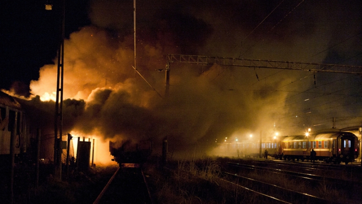 Incendiu la un vagon dezafectat din Gara CFR. Foc şi la un autoturism