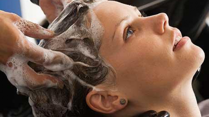 8 greşeli la duş care îţi distrug părul