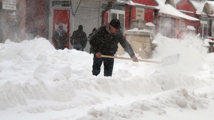 PEDEPSE-ŞOC aplicate de Primăria Capitalei pentru cei care nu înlătură zăpada din faţa caselor