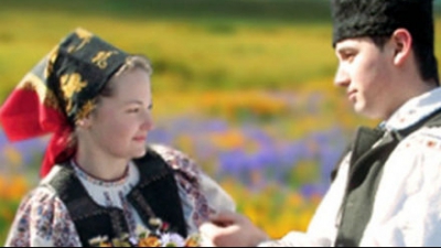 Tradiţii de DRAGOBETE. De ce se spălău, &icirc;n trecut, fetele cu zăpadă pe păr