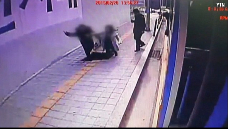 Se întâmplă şi la alţii! Doi soţi au căzut într-un canal la metrou