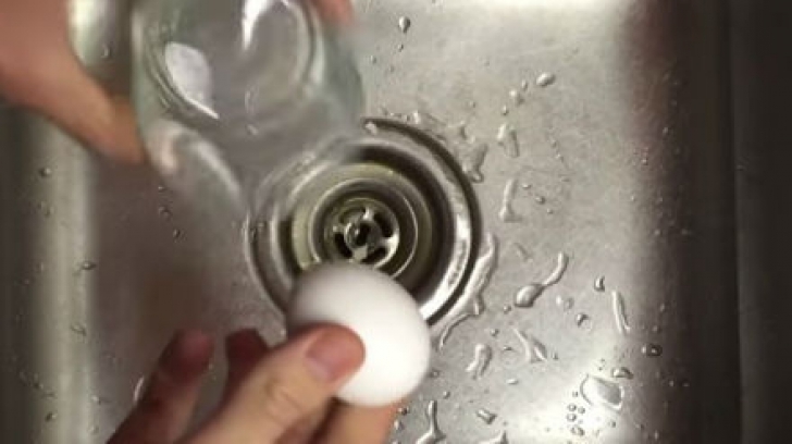 Truc: Cum sa cureţi un ou fiert în două secunde, cu ajutorul unui pahar