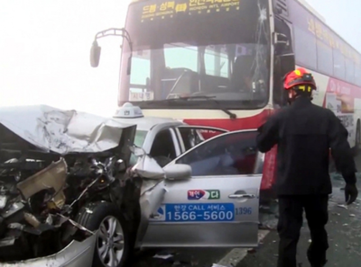 Accident în lanţ cu peste 100 de vehicule implicate, doi morţi şi zeci de răniţi în Coreea de Sud