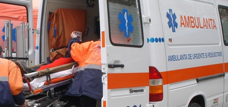 Adolescent dus la spital, după ce a fost lovit de un autobuz pe trotuar
