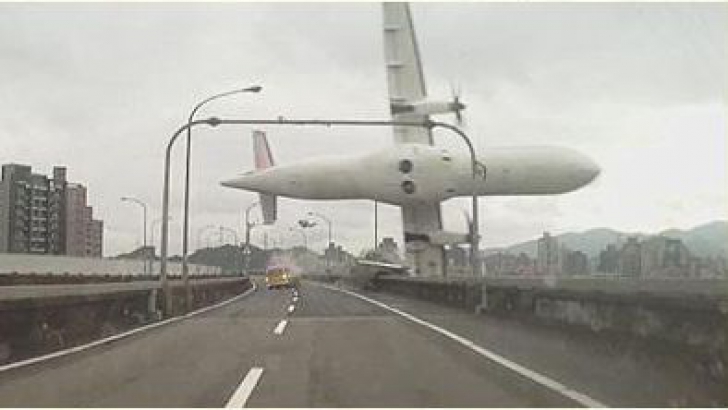 Un avion TransAsia Airways, cu 58 de persoane la bord, s-a prăbuşit. Imagini cu momentul prăbuşirii
