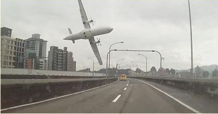Un avion TransAsia Airways, cu 58 de persoane la bord, s-a prăbuşit. Imagini cu momentul prăbuşirii