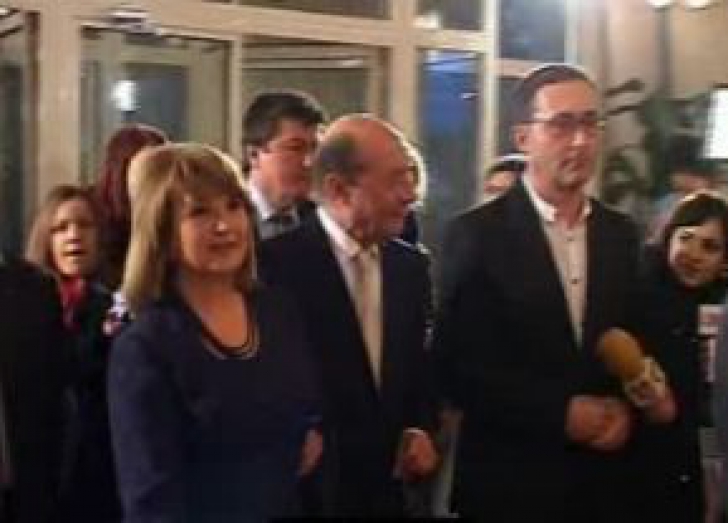 Traian Băsescu şi soţia sa, prezenţi la premiera filmului "De ce eu?".Declaraţia fostului preşedinte