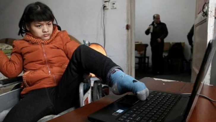 O tânără sfidează boala pe care o are și își scrie povestea într-un mod inedit