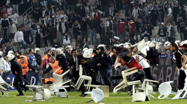 Dramă îngrozitoare la un meci de fotbal: au murit cel puţin 30 de oameni