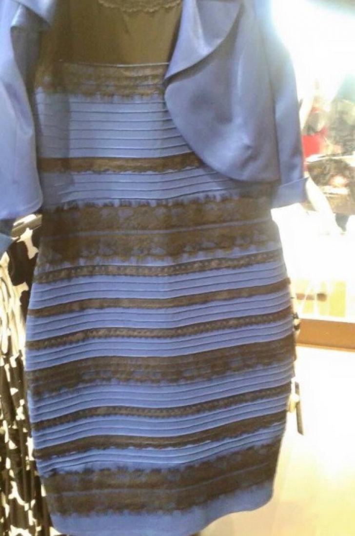 Ce culoare are rochia din imagine?
